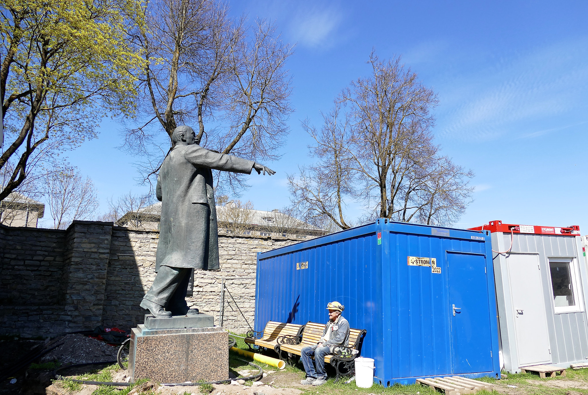 Leica V-Lux (Typ 114) sample photo. The worker and lenin photography