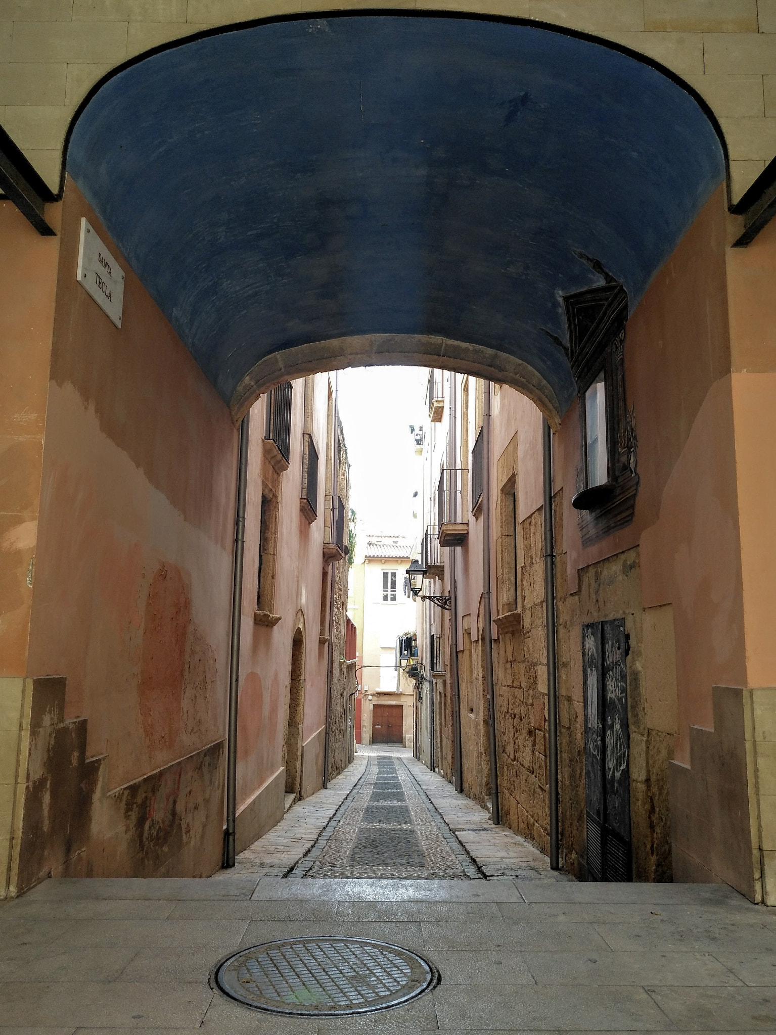 HUAWEI nova plus sample photo. M.g. through the arch santa tecla street photography