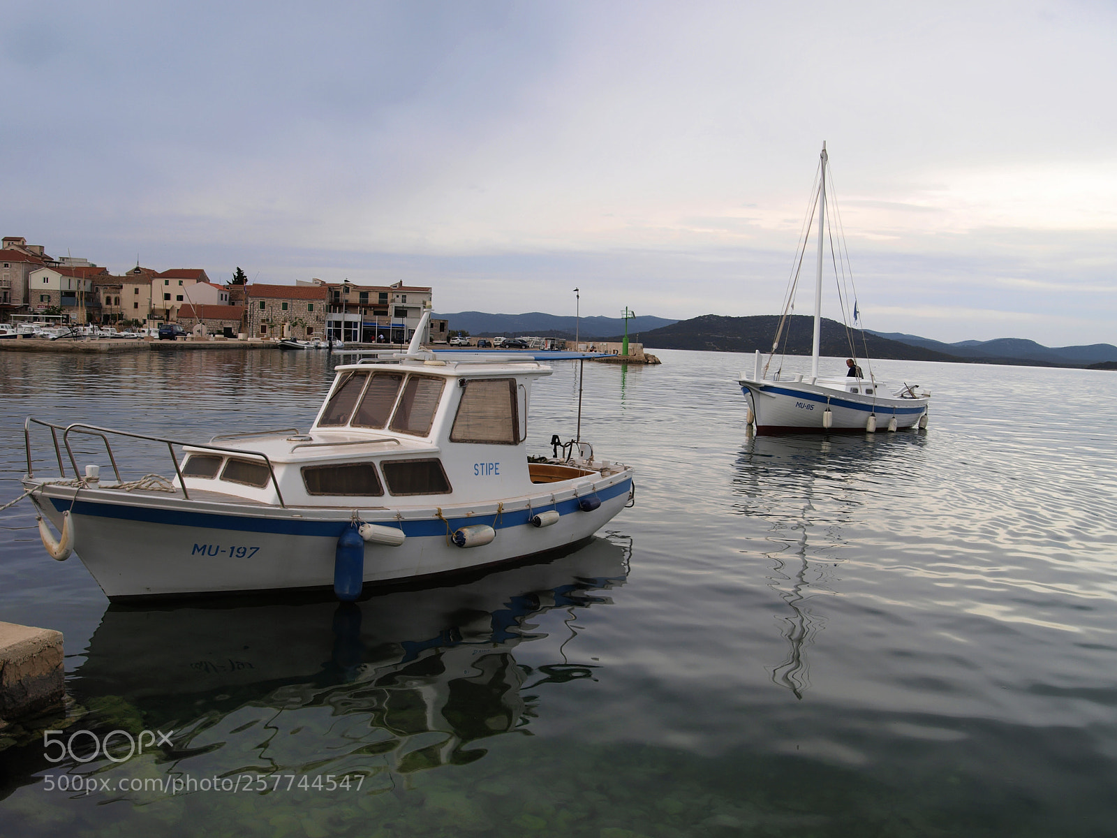 Olympus E-420 (EVOLT E-420) sample photo. Boats in a harbour photography