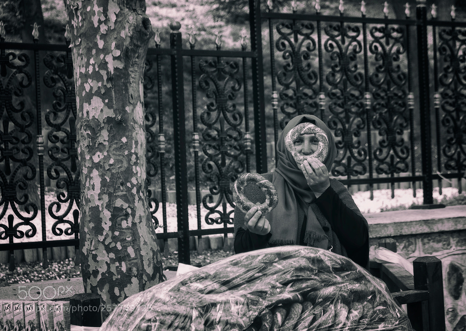 Fujifilm X-T1 sample photo. The sellers of bagels photography