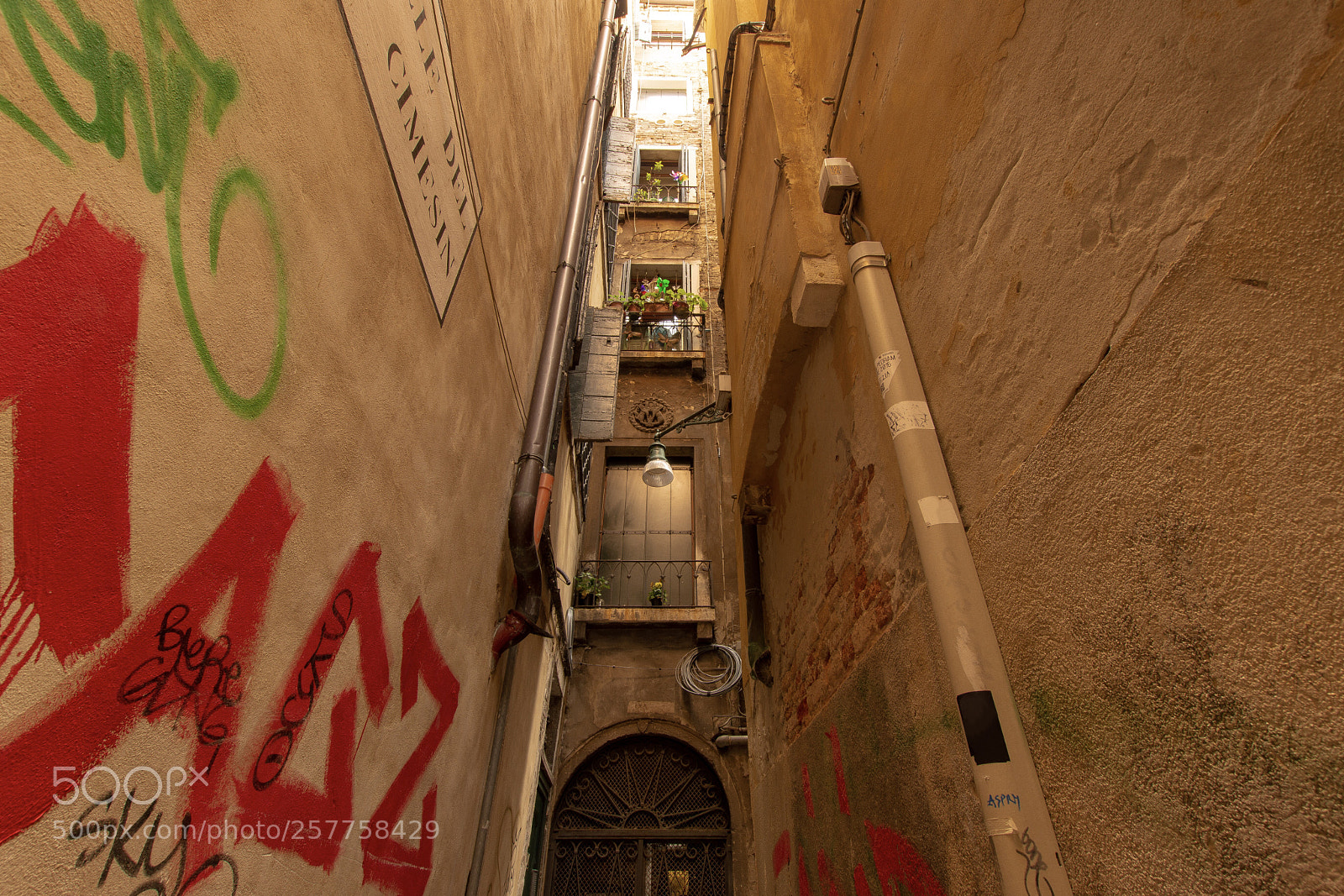 Nikon D7200 sample photo. Small alley in venice photography