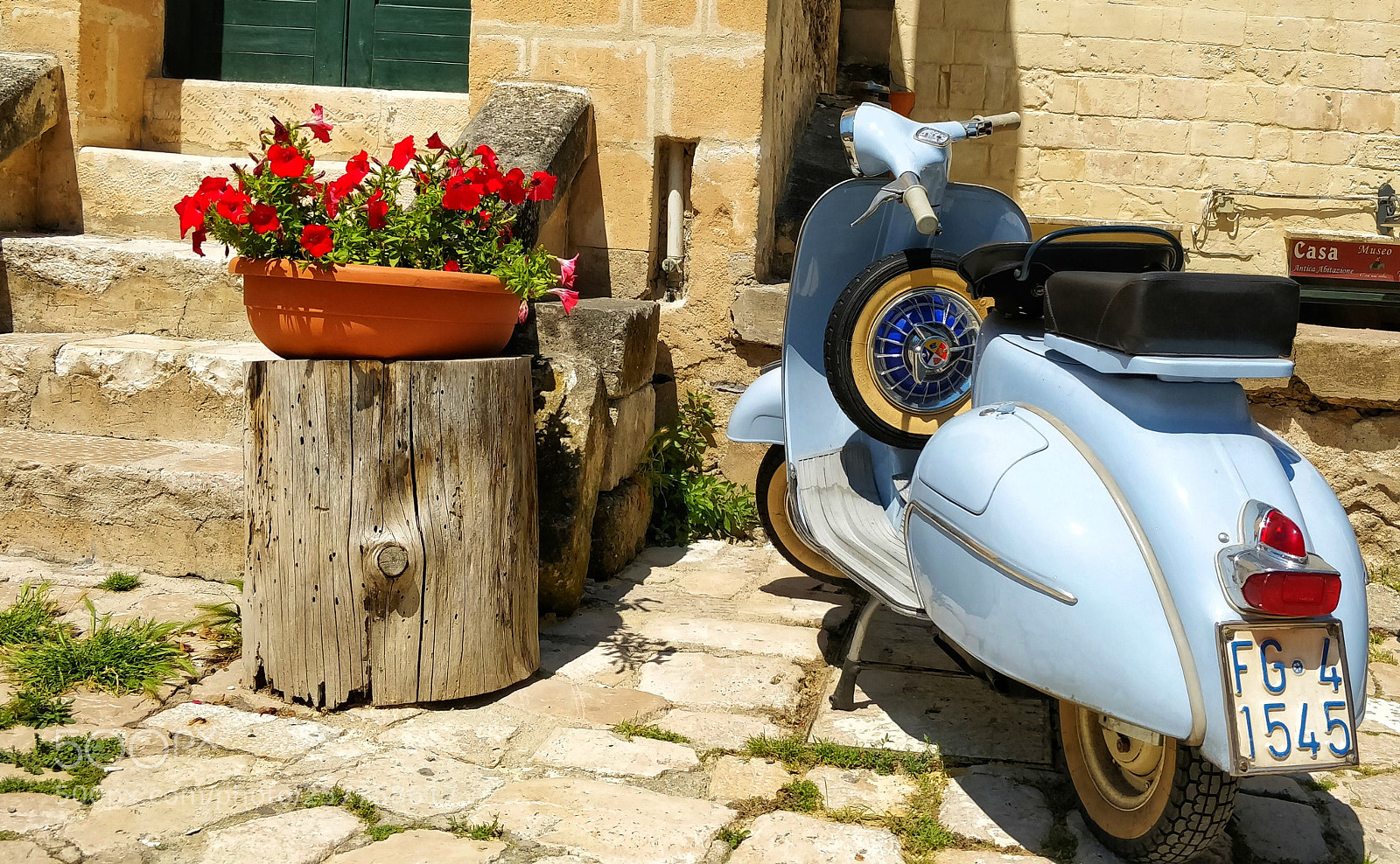 OnePlus 5 sample photo. Old vespa photography