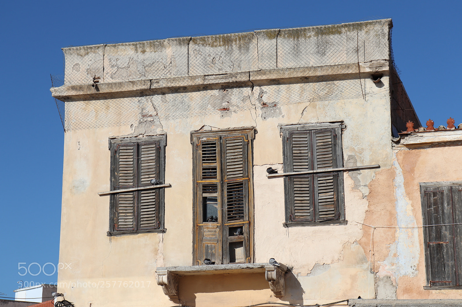 Canon EOS 200D (EOS Rebel SL2 / EOS Kiss X9) sample photo. Old building photography
