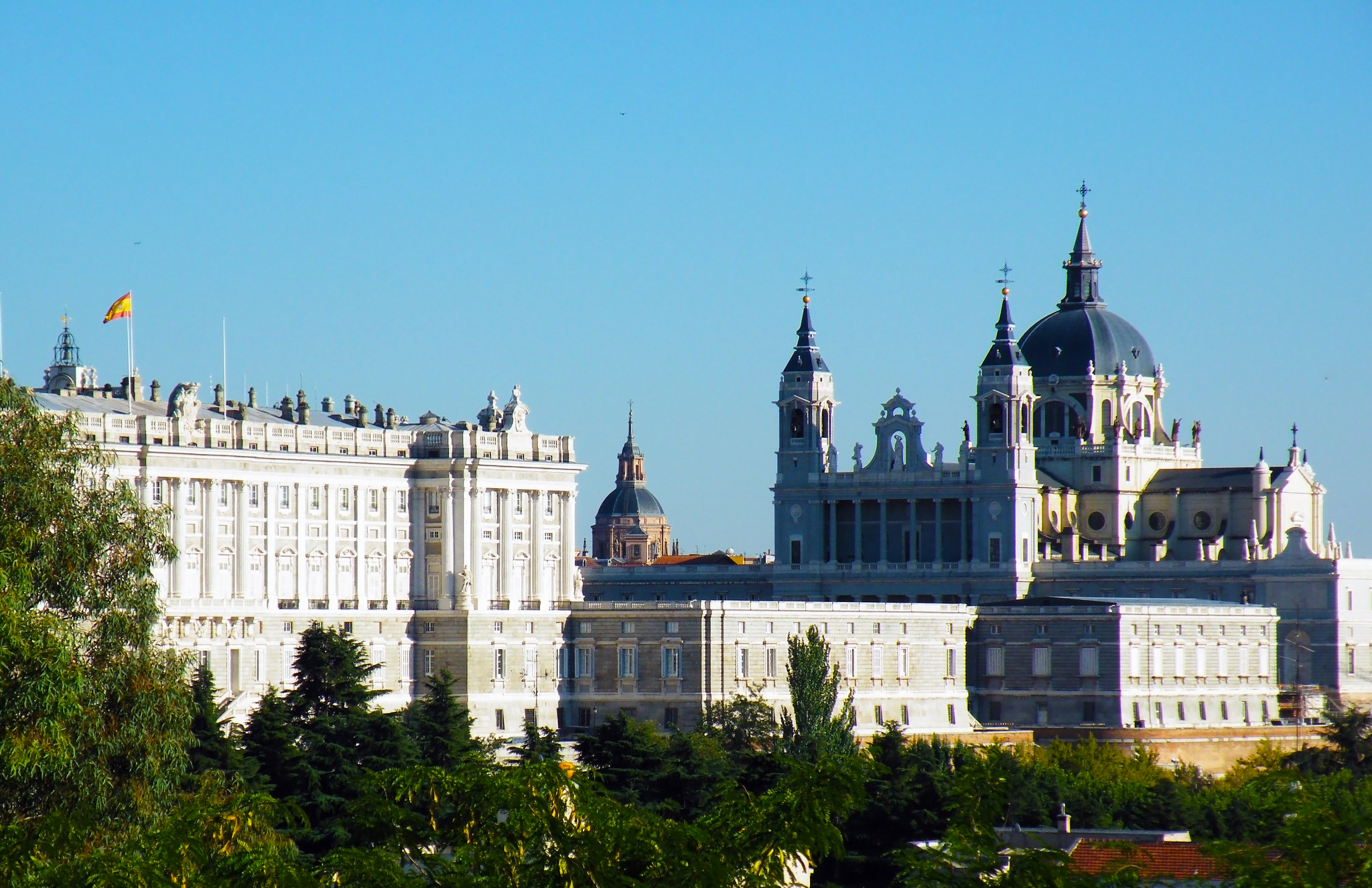 Fujifilm FinePix S8100fd sample photo. Madrid's royal palace photography