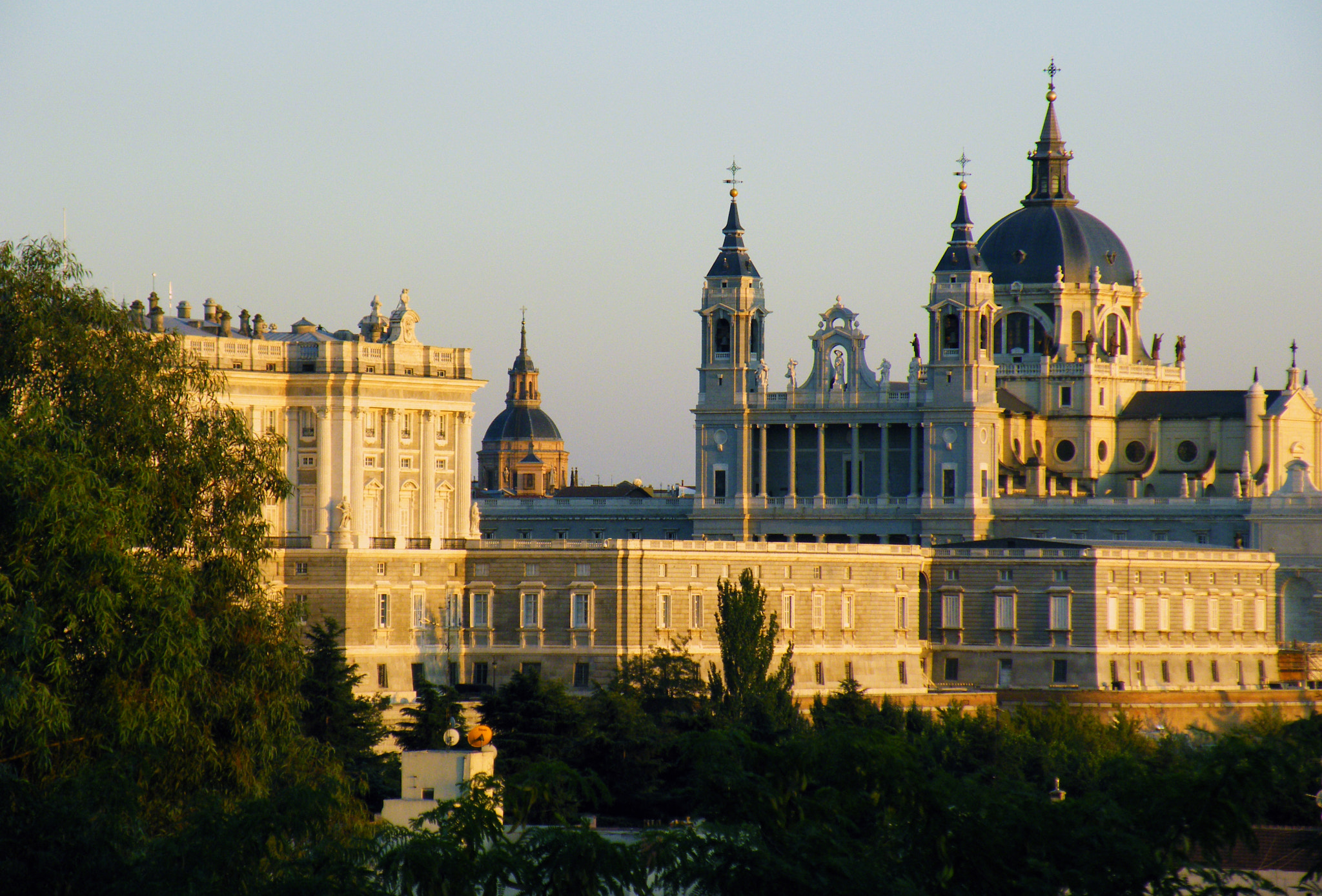 Fujifilm FinePix S8100fd sample photo. Madrid's royal palace photography