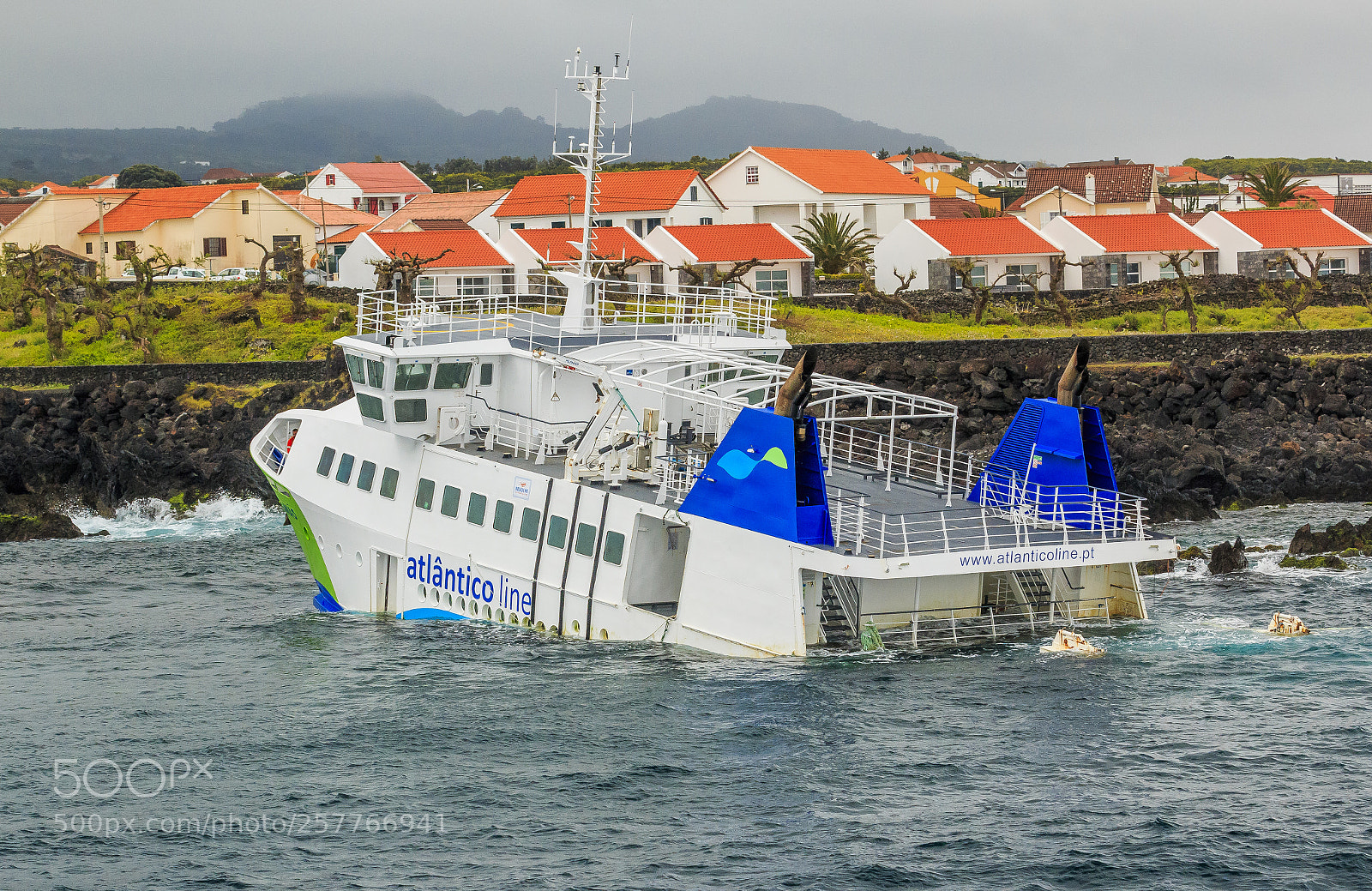 Canon EOS 70D sample photo. Açores-pico-madalena-atlantico ferry sunk photography