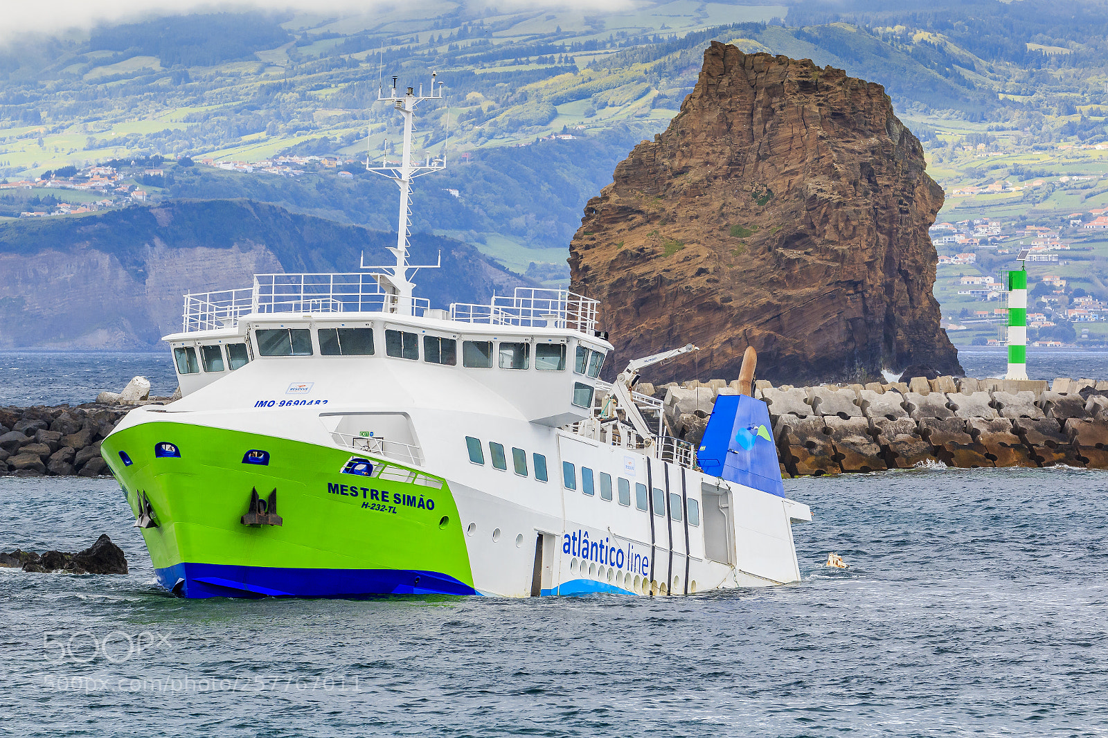 Canon EOS 70D sample photo. Açores-pico-madalena-atlantico ferry sunk photography