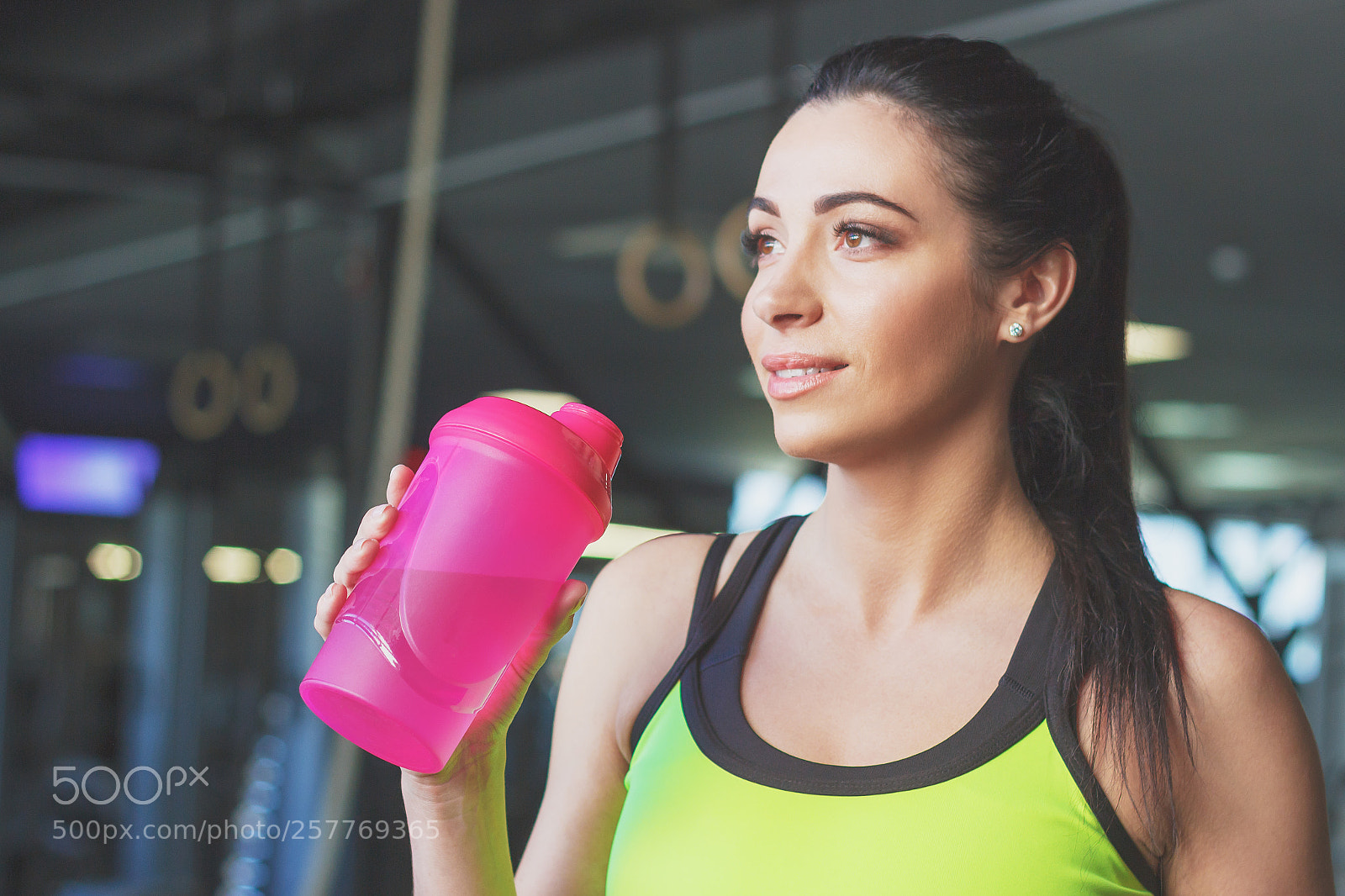 Canon EOS 600D (Rebel EOS T3i / EOS Kiss X5) sample photo. Sporty young woman with photography