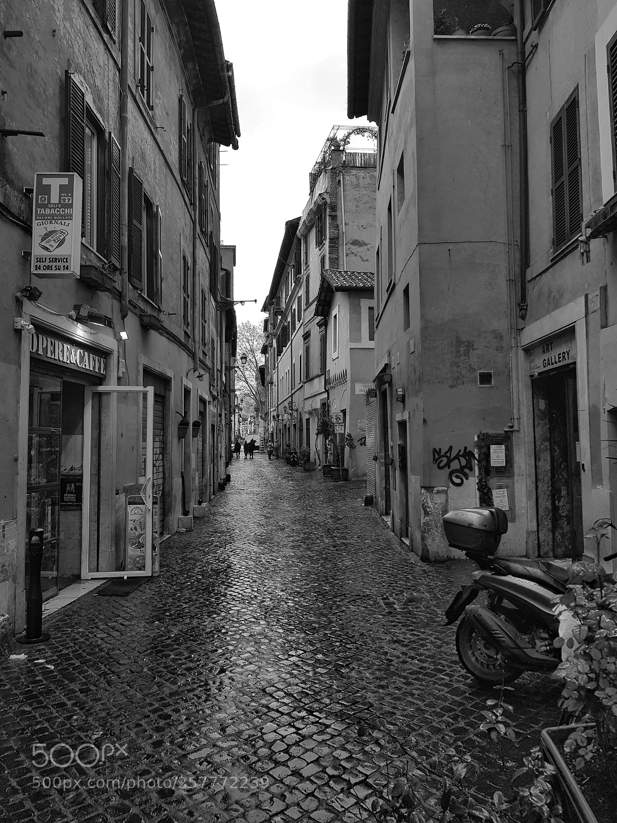 Samsung Galaxy S8+ sample photo. Calle lluvia trastevere blackandwhite photography