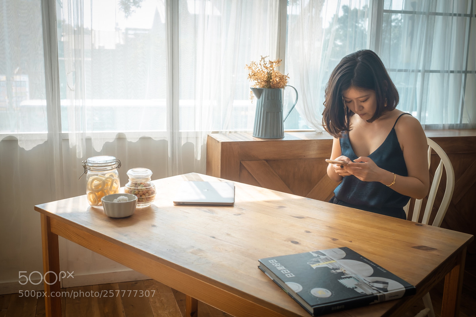 Fujifilm X-T1 sample photo. Cellphone girl photography