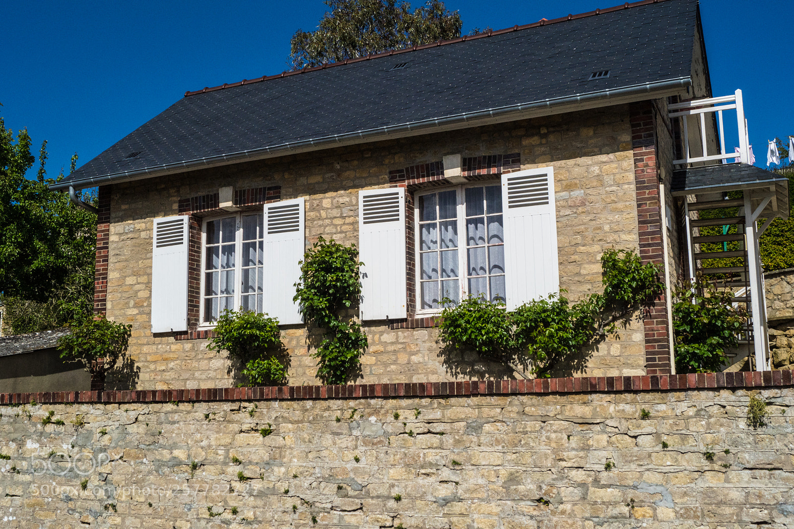Sony SLT-A68 sample photo. Ein haus in den photography