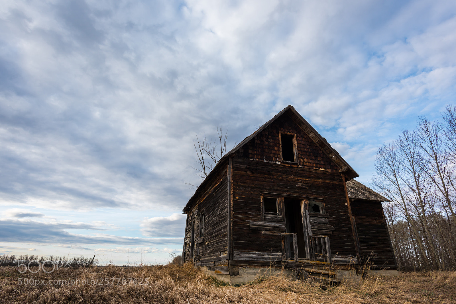 Nikon D810 sample photo. Looming old farmhouse  photography