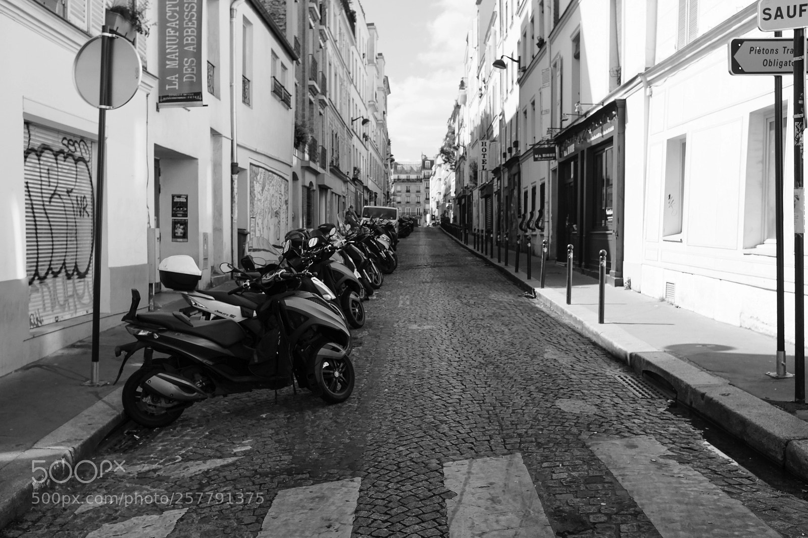 Fujifilm X100S sample photo. Side street photography