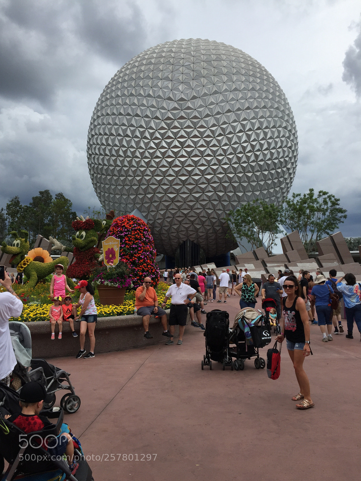 Apple iPhone 6 sample photo. At epcot photography