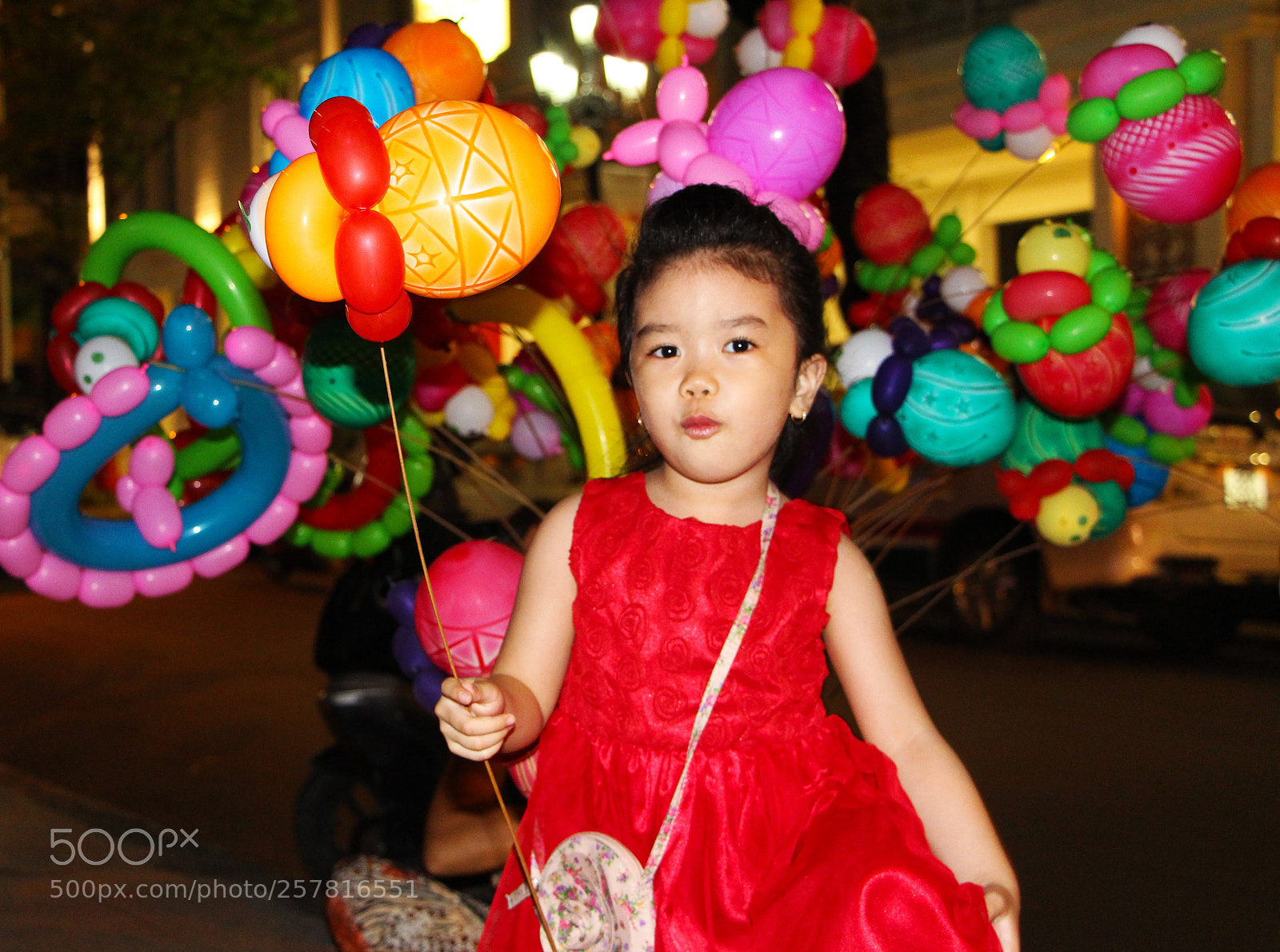 Canon EOS 650D (EOS Rebel T4i / EOS Kiss X6i) sample photo. Young girl balloons photography