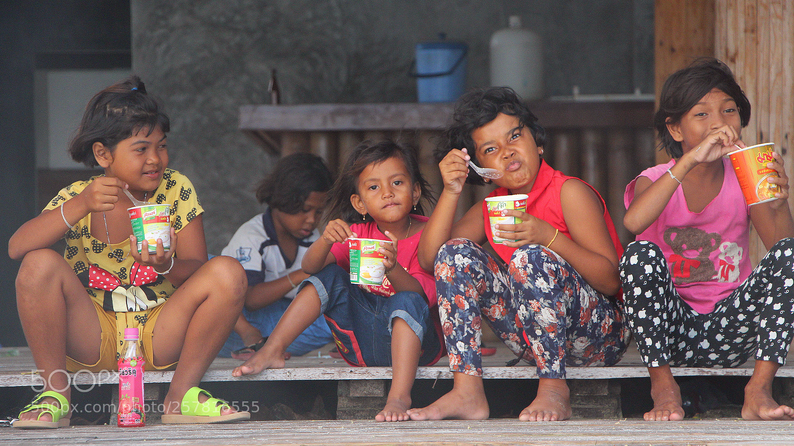 Canon EOS 650D (EOS Rebel T4i / EOS Kiss X6i) sample photo. Young girls eat noodles photography