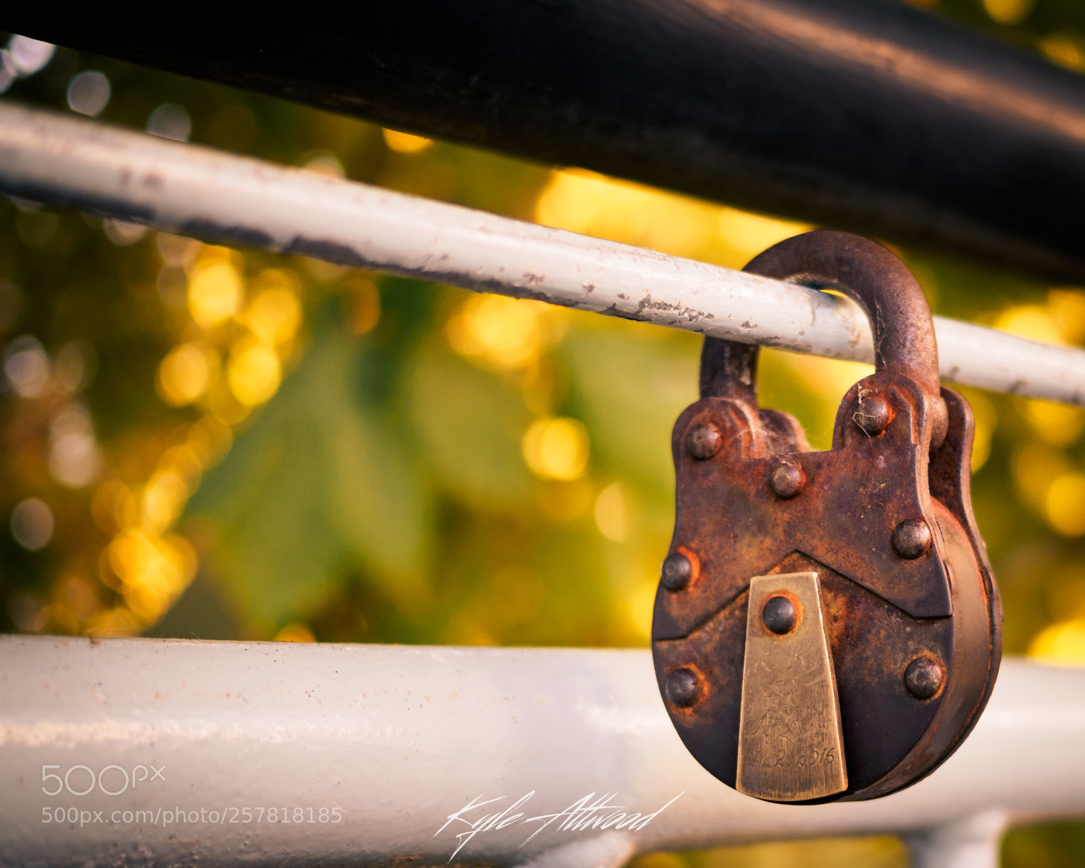 Olympus OM-D E-M5 II sample photo. Lock photography