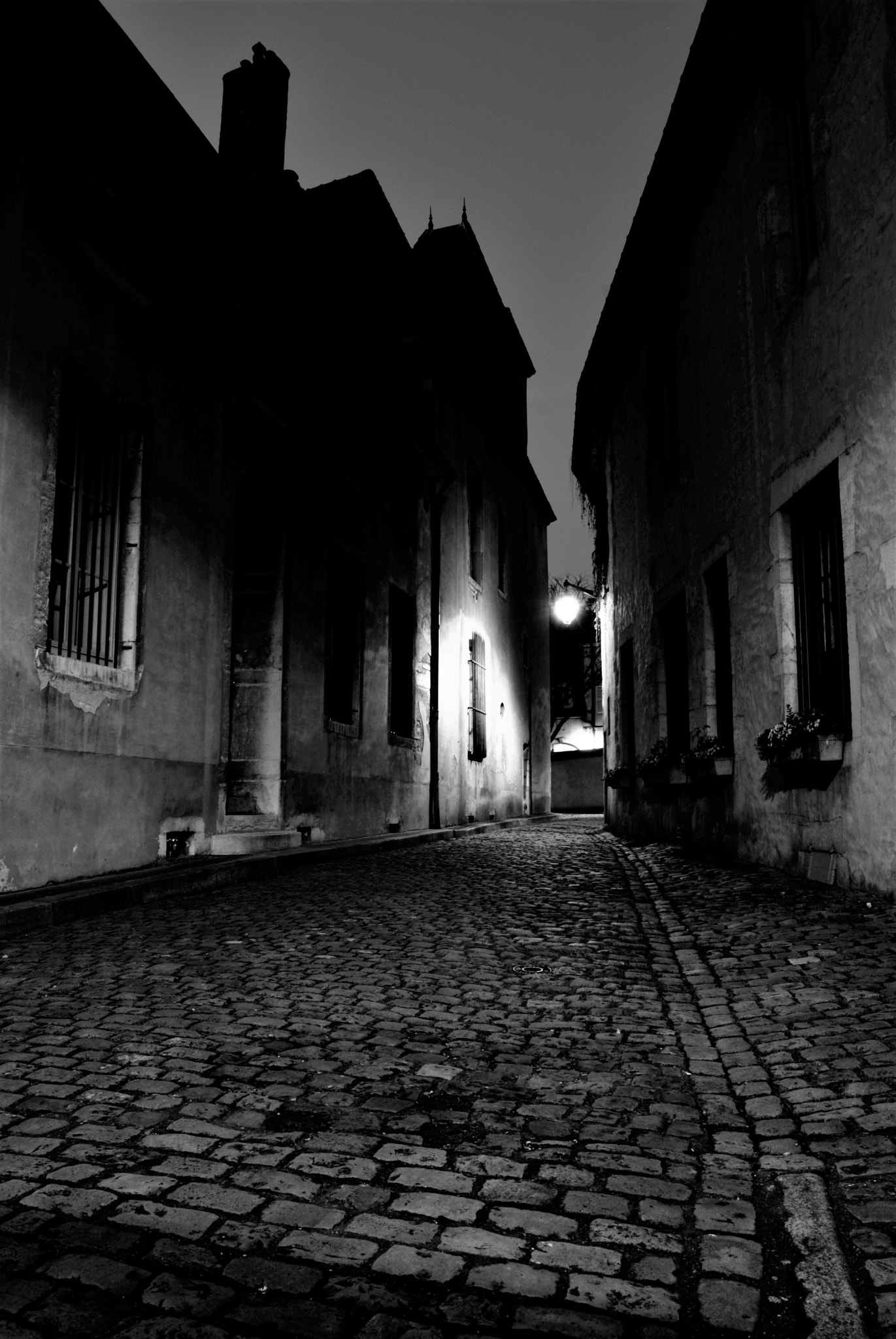 Nikon D3000 sample photo. Sombre ruelle photography