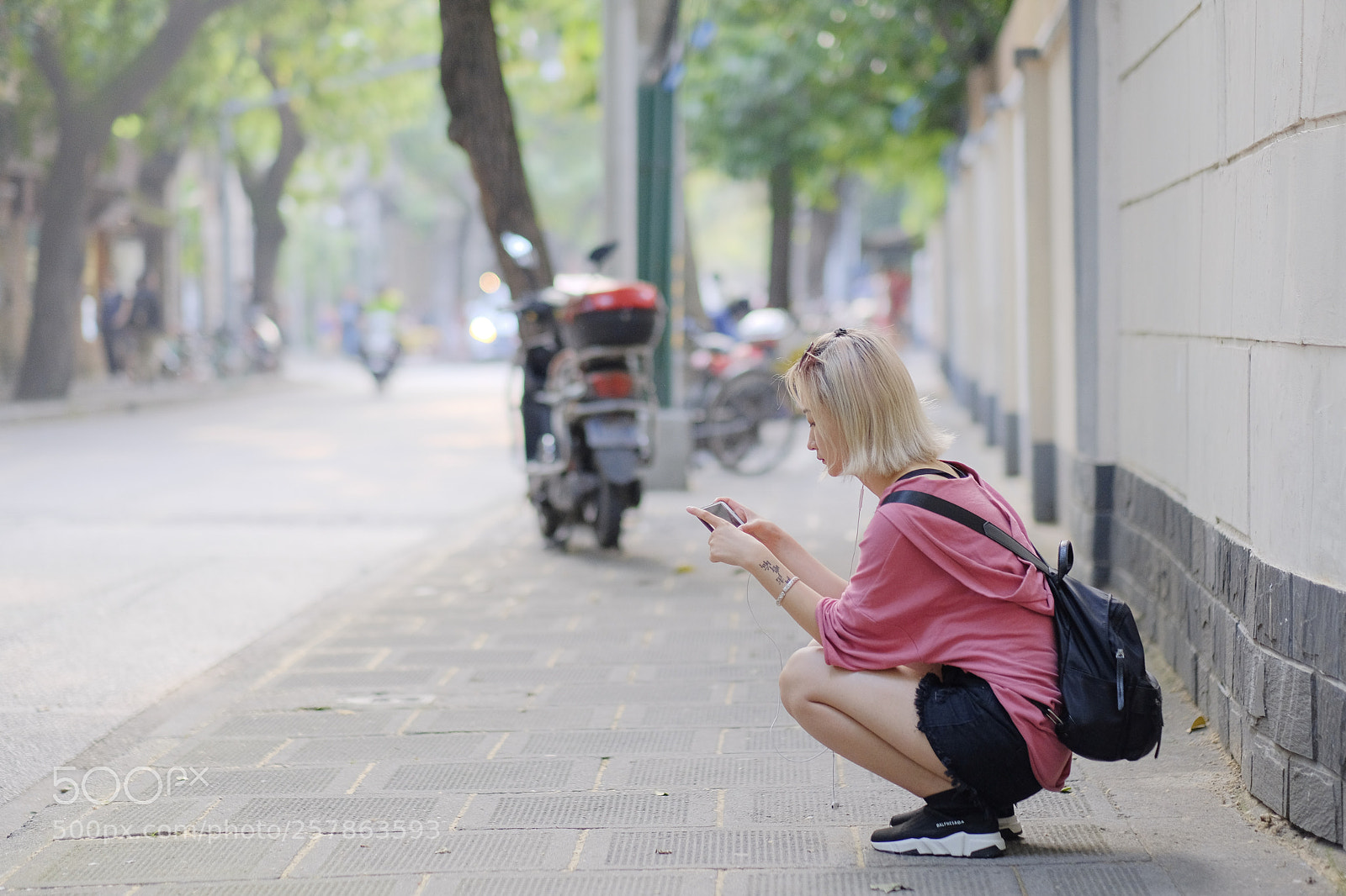 Fujifilm X-E3 sample photo. Texting girl photography
