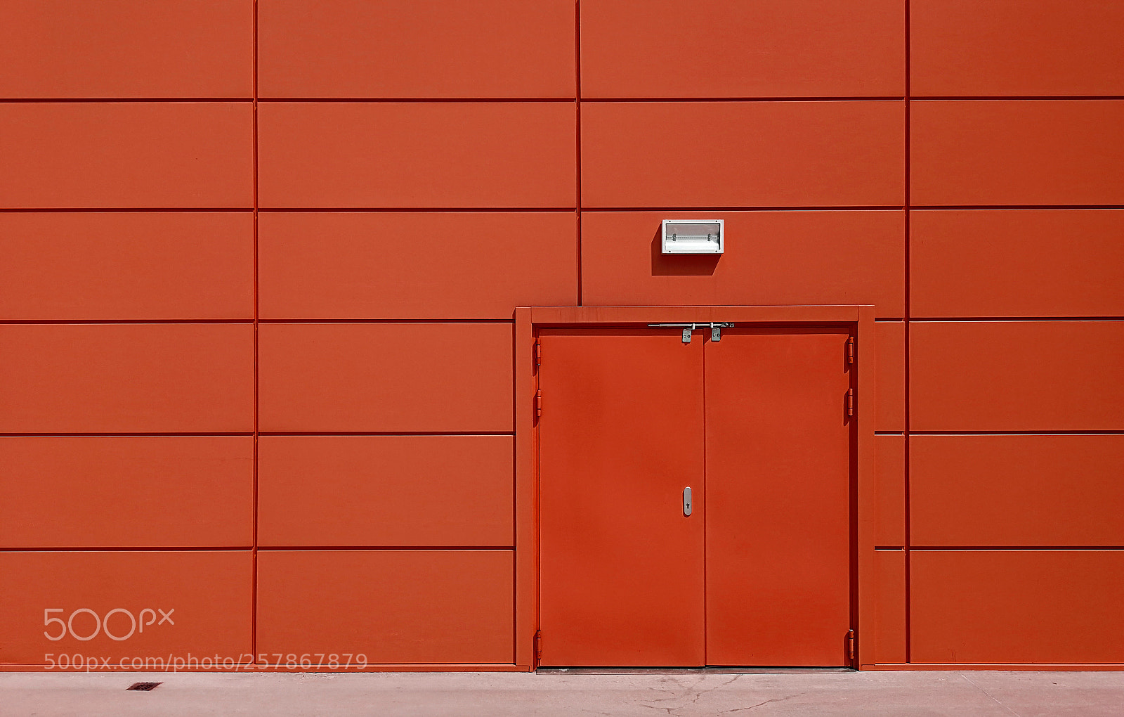 HUAWEI P10 sample photo. Red entrance photography