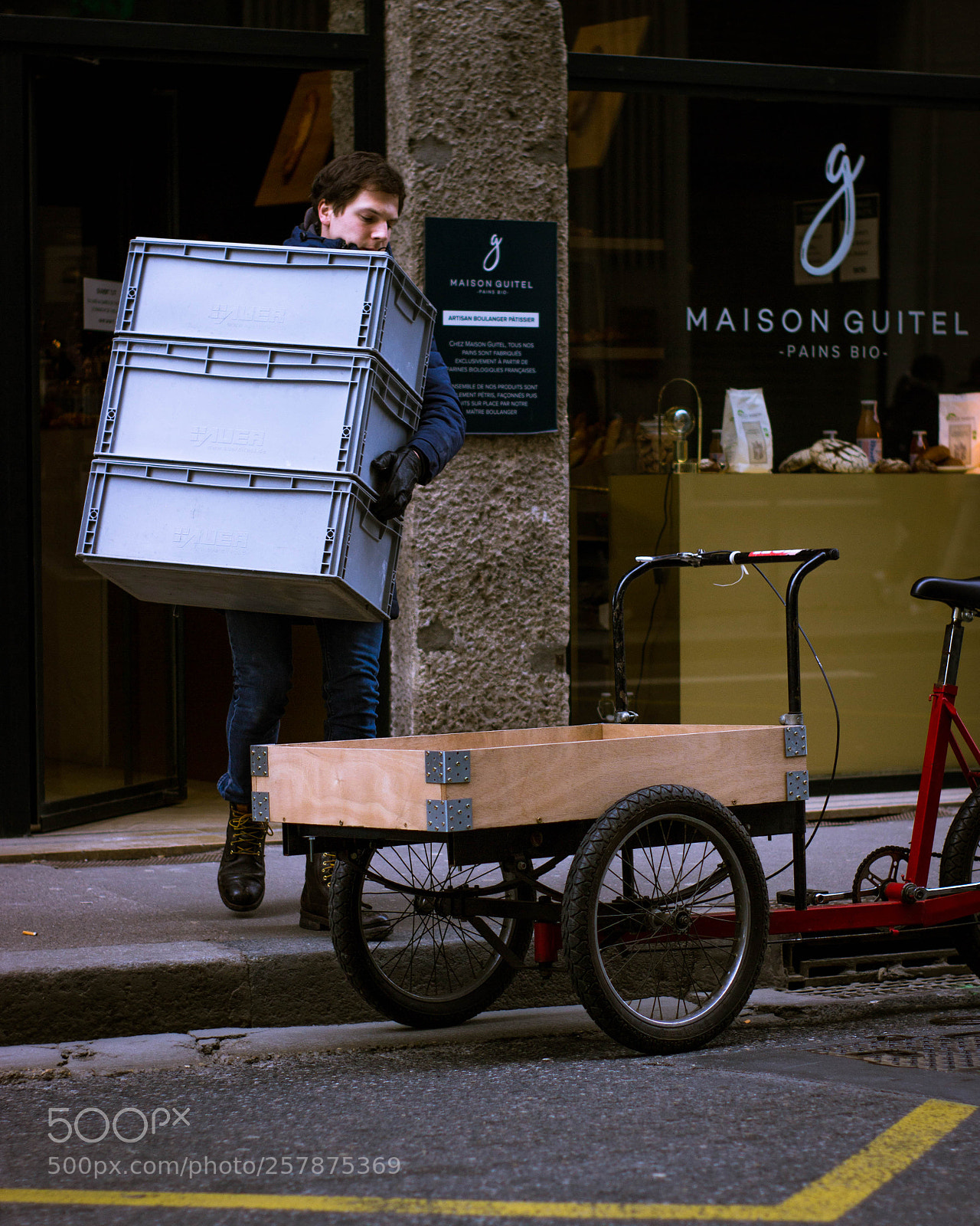 Canon EOS 600D (Rebel EOS T3i / EOS Kiss X5) sample photo. Delivery guy photography