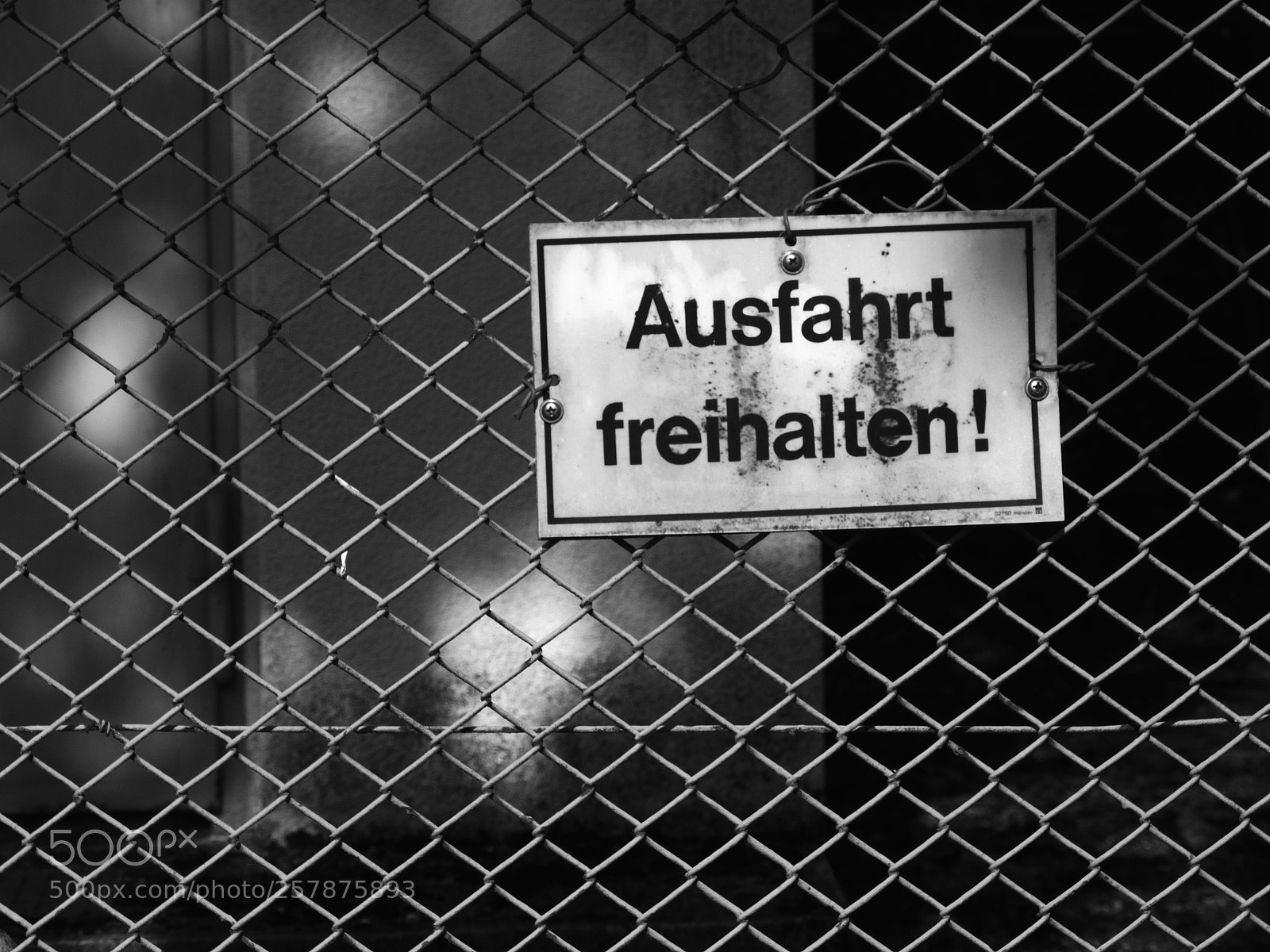Olympus OM-D E-M10 II sample photo. Ausfahrt freihalten photography