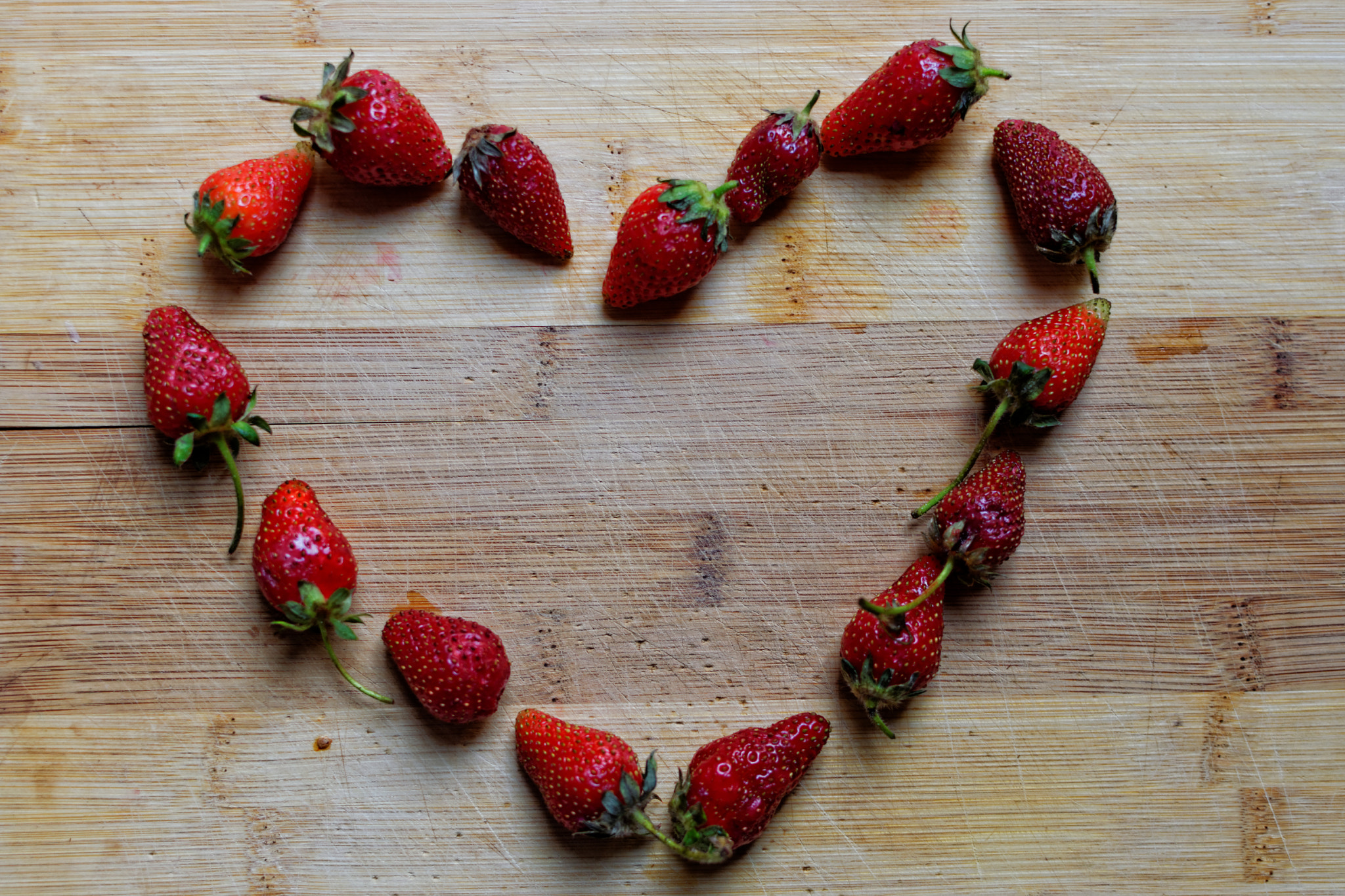 Nikon D5300 + Nikon AF-S DX Nikkor 35mm F1.8G sample photo. Strawberries love photography