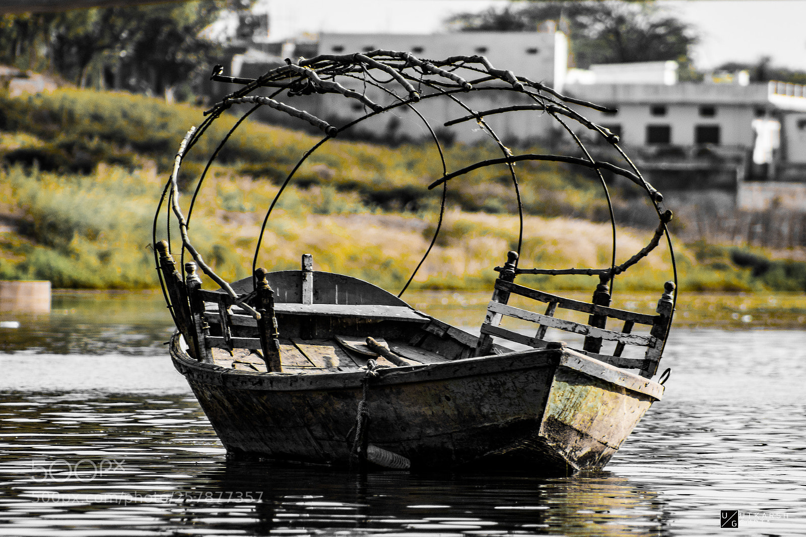 Canon EOS 1300D (EOS Rebel T6 / EOS Kiss X80) sample photo. An abandoned boat photography