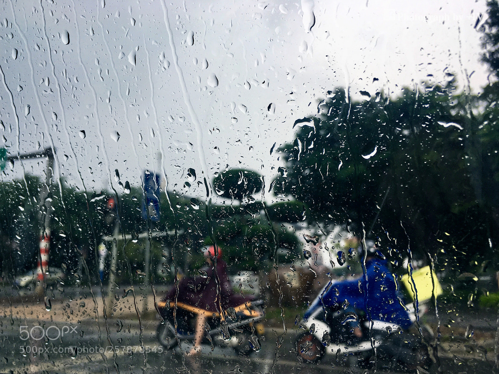 Apple iPhone SE sample photo. Rain photography