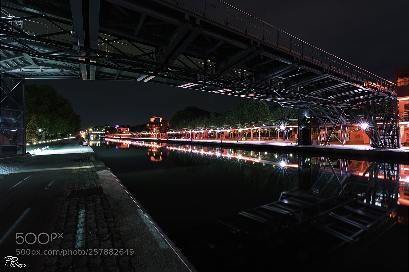 Canon EOS 5D Mark IV sample photo. Red bar photography