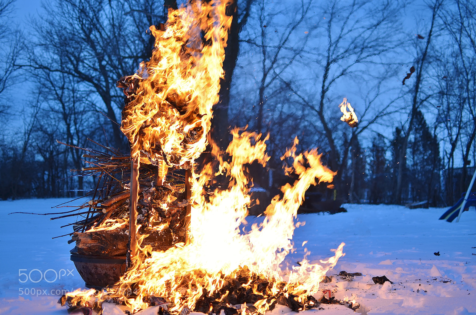 Nikon D5100 + Nikon AF-S DX Nikkor 35mm F1.8G sample photo. Fire in the cold photography
