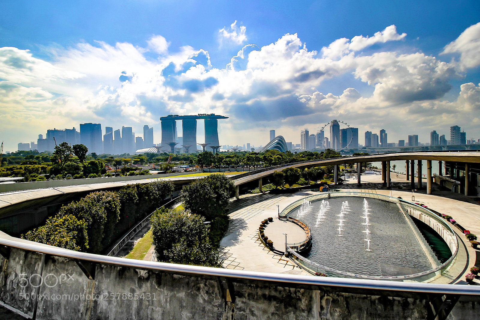 Canon EOS 600D (Rebel EOS T3i / EOS Kiss X5) sample photo. Circles and the city photography