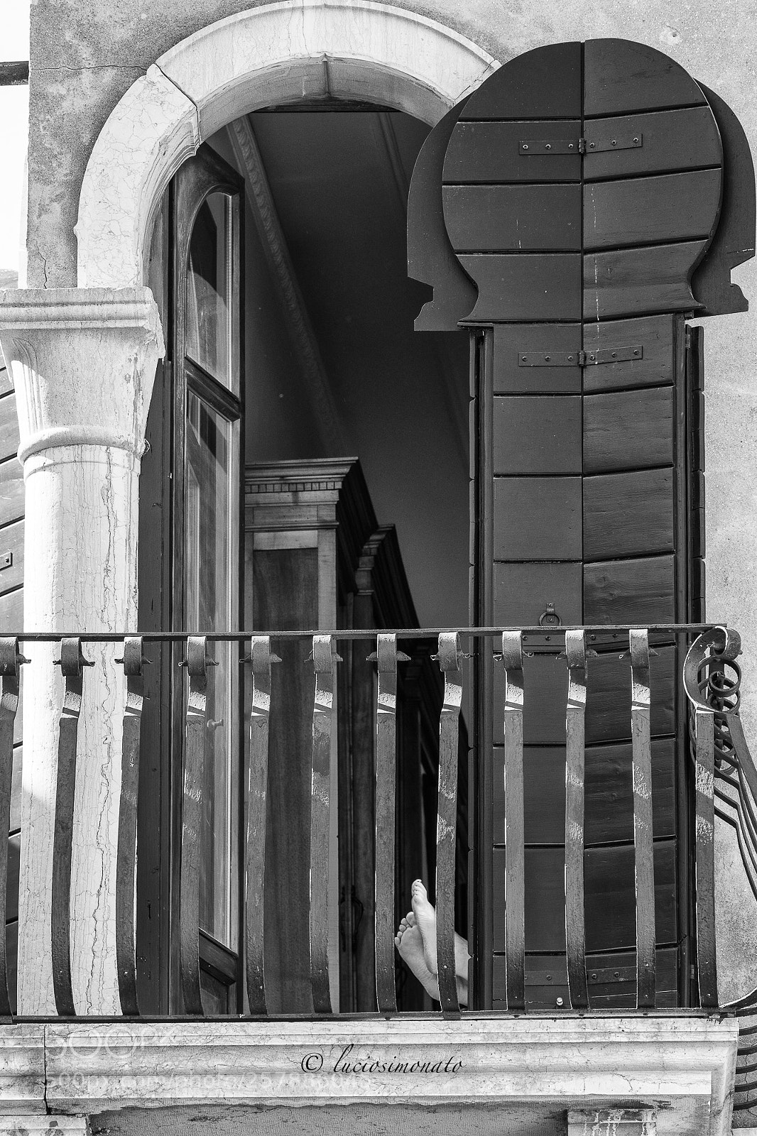 Sony a7R III sample photo. Bare feet in venice photography