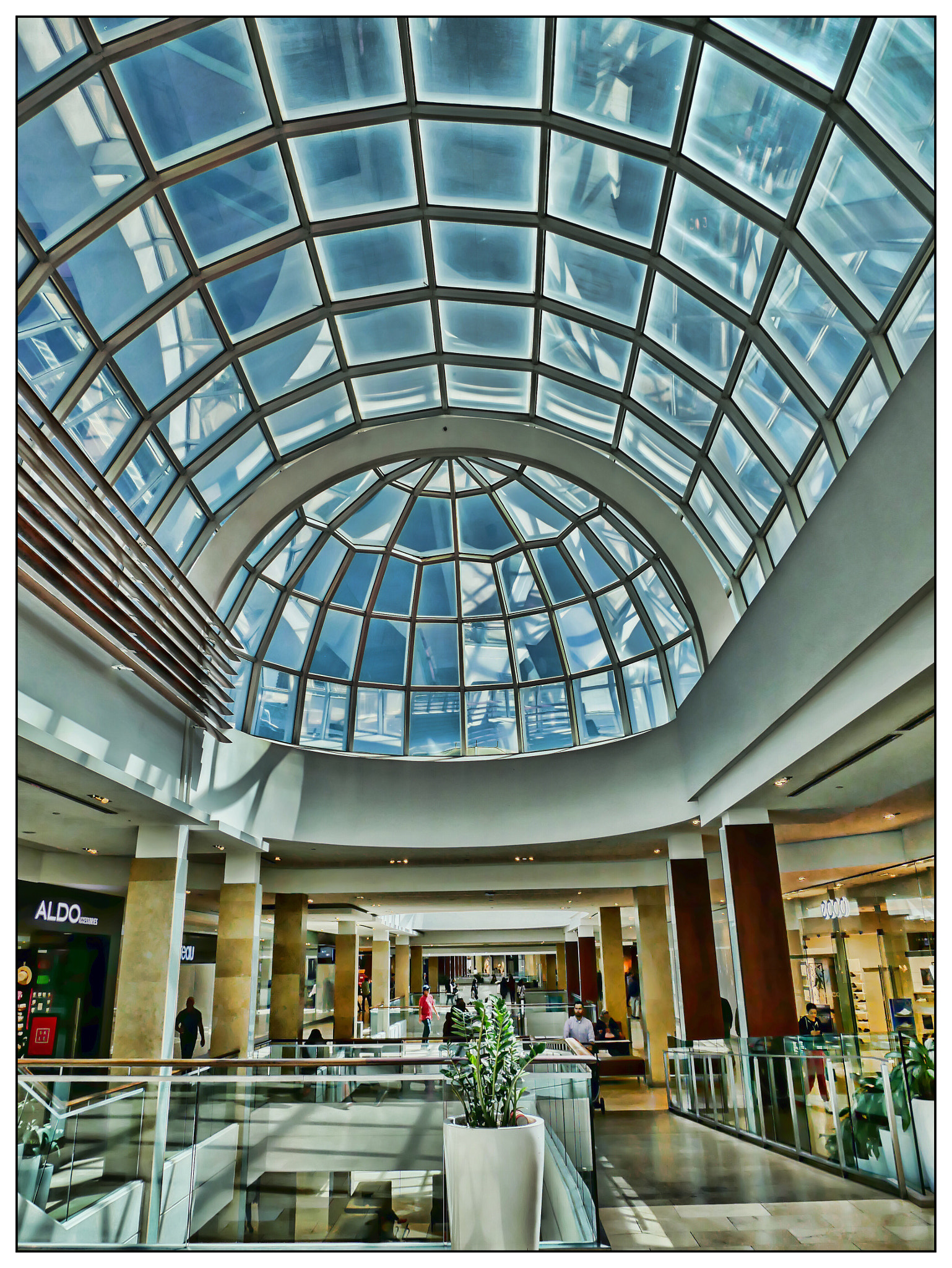 Panasonic Lumix DMC-G85 (Lumix DMC-G80) sample photo. In the mall photography
