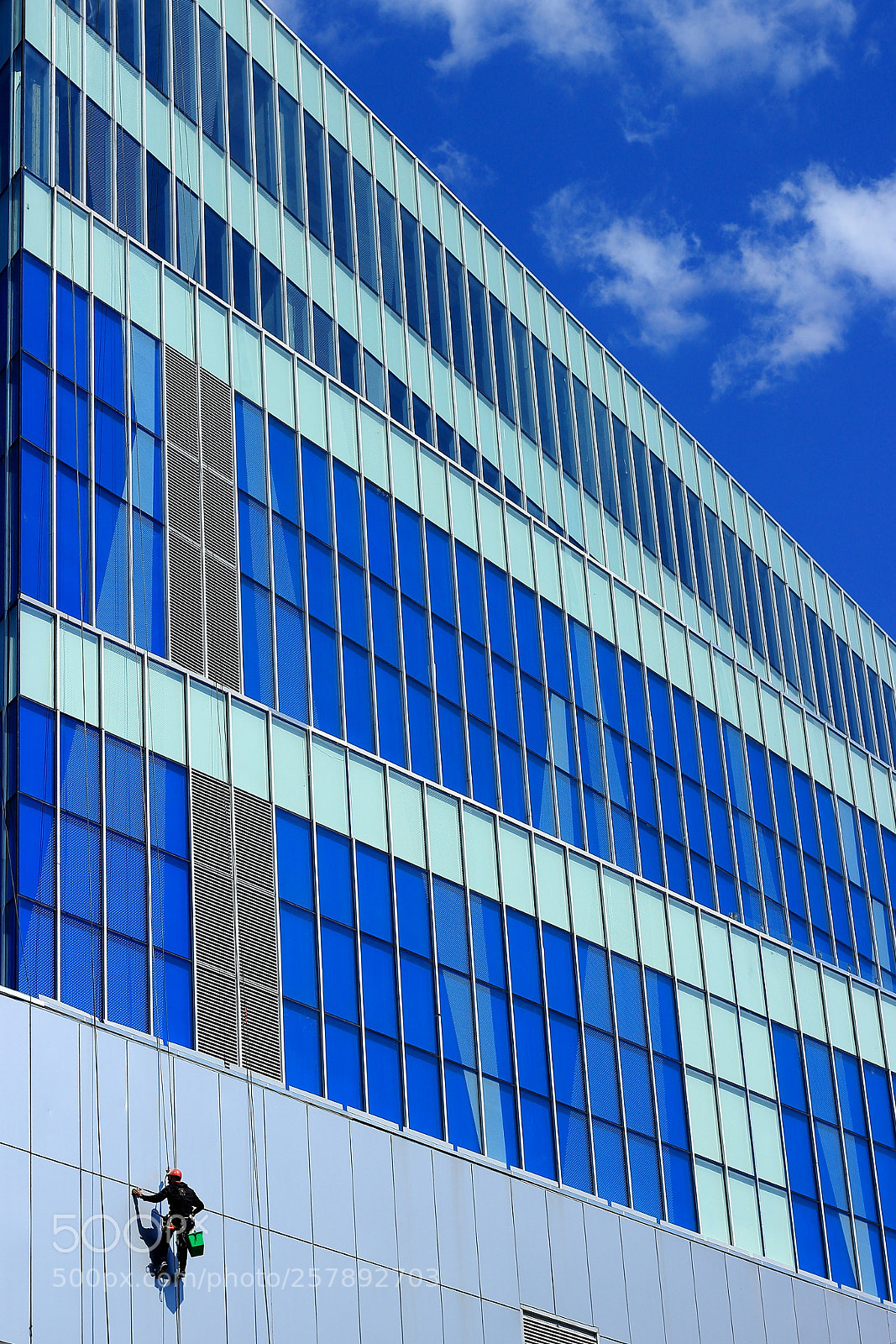 Canon EOS 100D (EOS Rebel SL1 / EOS Kiss X7) sample photo. Cityscape with window washers photography