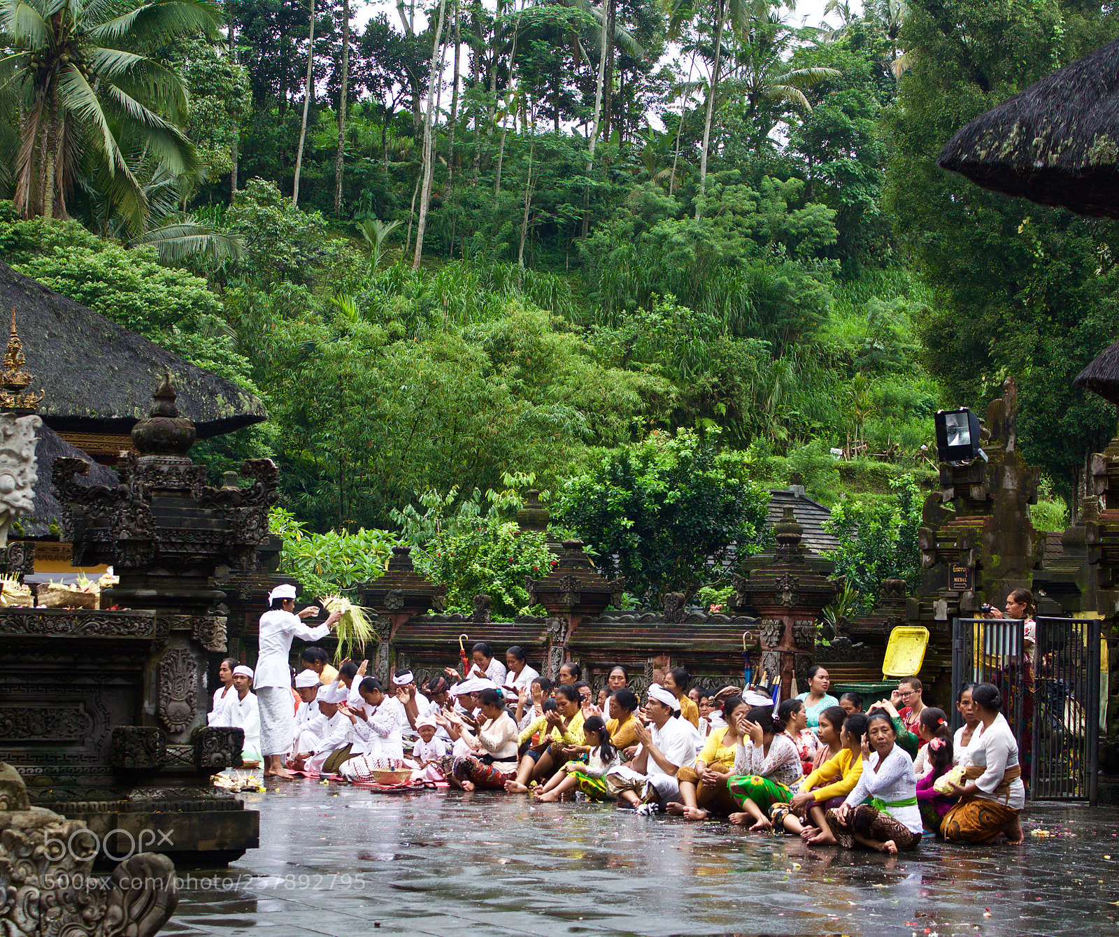 Canon EOS 1200D (EOS Rebel T5 / EOS Kiss X70 / EOS Hi) sample photo. Prayer time in bali. photography