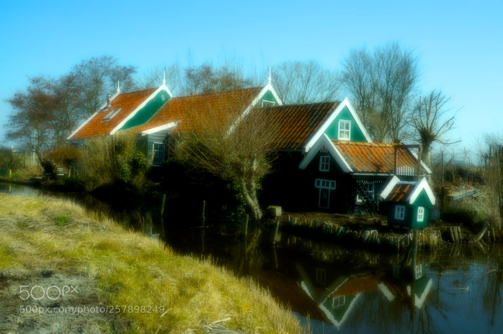 Sony Alpha NEX-5N sample photo. Peaceful house in outskirts photography