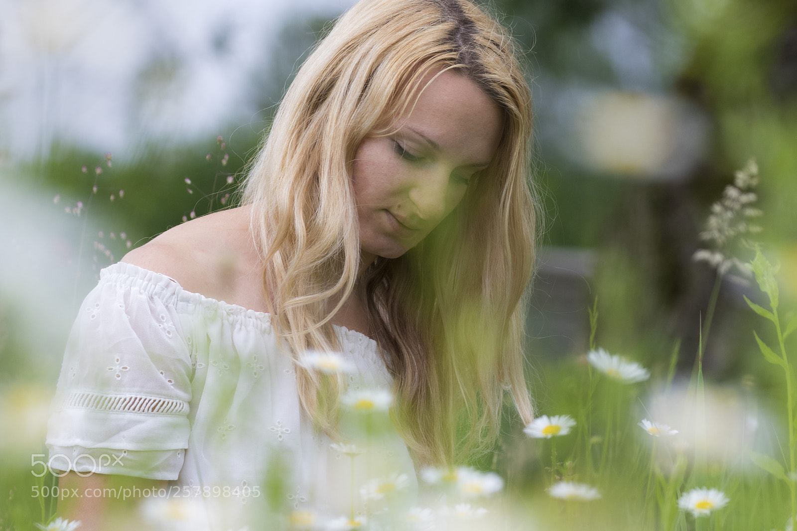Canon EOS 7D Mark II sample photo. Girl on a flower photography