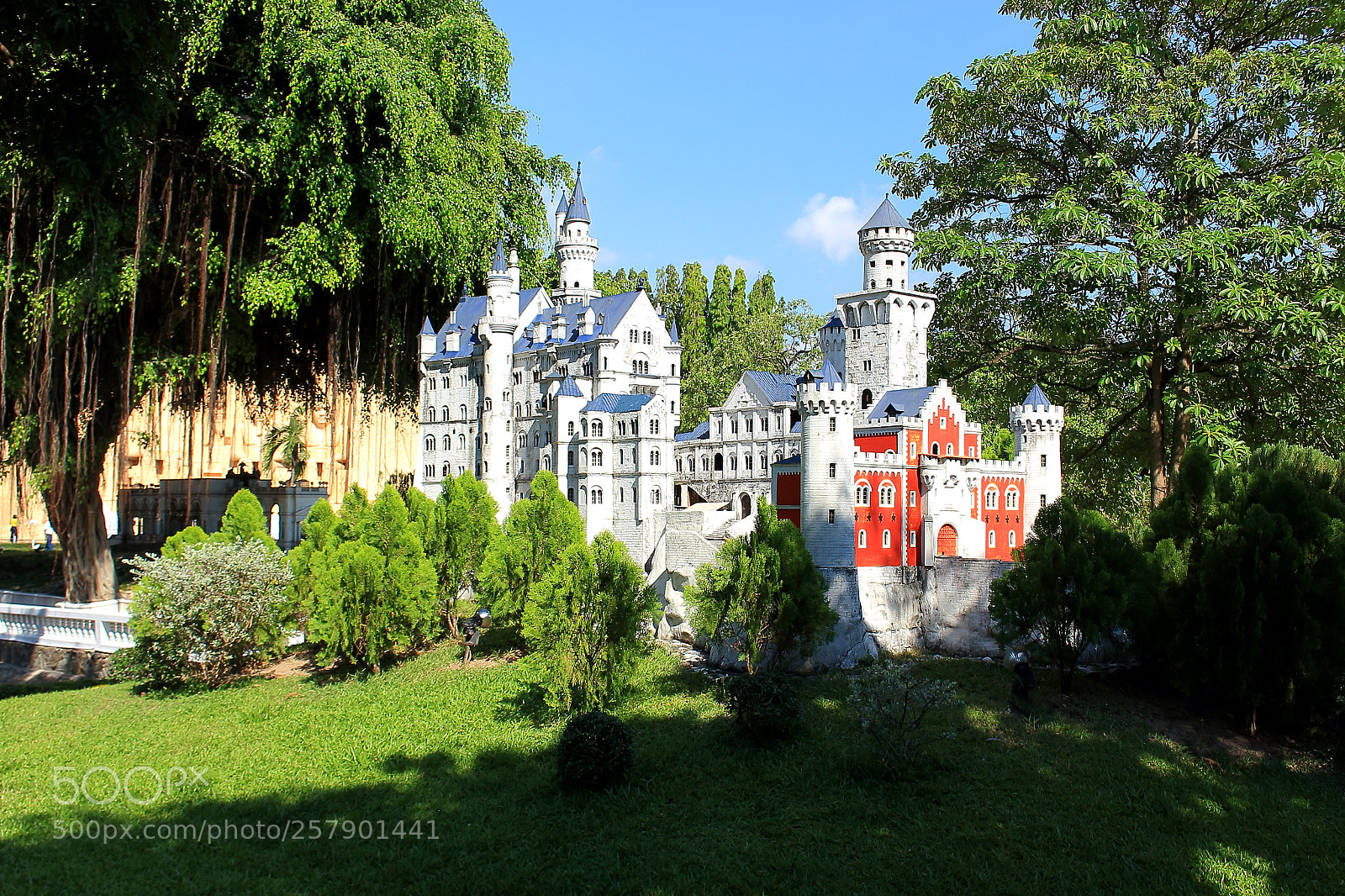 Canon EOS 100D (EOS Rebel SL1 / EOS Kiss X7) sample photo. Neuschwanstein castle in pattaya photography