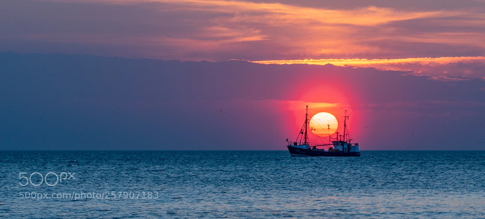 Sony ILCA-77M2 sample photo. Fischerboot trifft sonnenuntergang photography