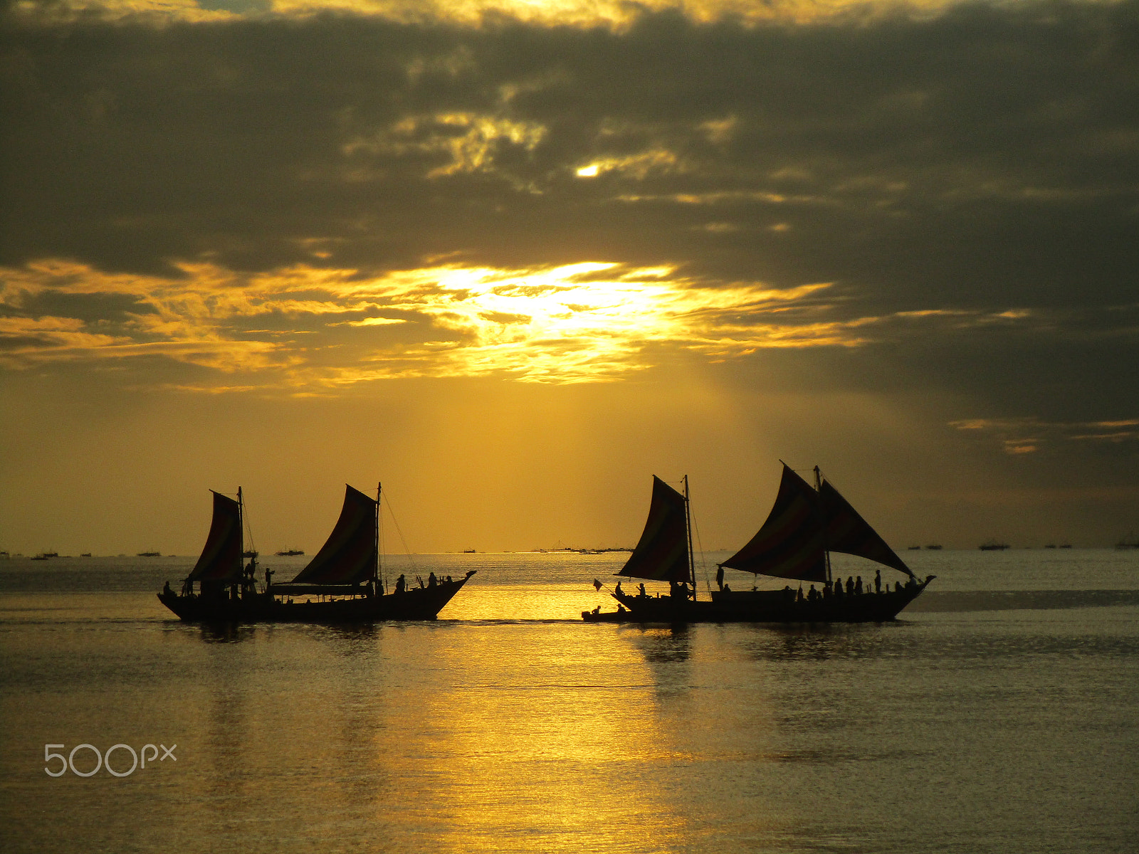 Canon PowerShot ELPH 190 IS (IXUS 180 / IXY 190) sample photo. Golden hour sail photography