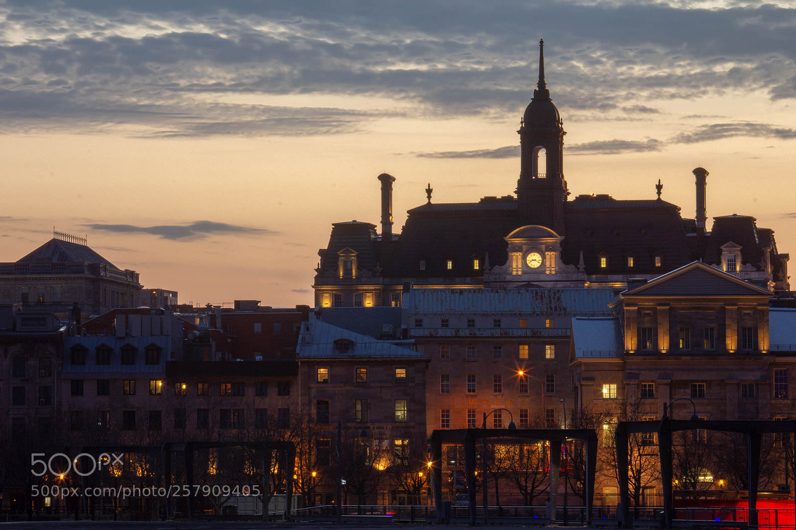 Canon EOS 550D (EOS Rebel T2i / EOS Kiss X4) sample photo. Old montreal at dusk photography