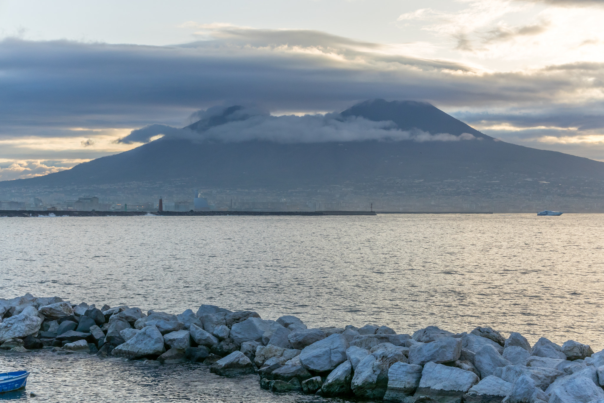 Nikon 1 J5 sample photo. Vesuvio from the shore photography