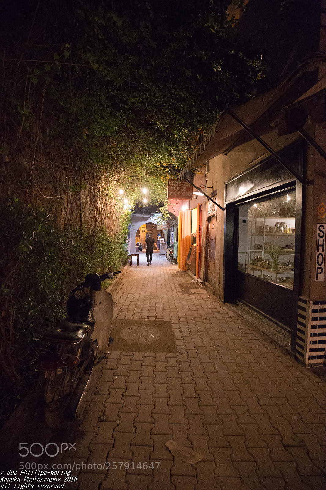 Canon EOS 6D sample photo. Streets at night photography