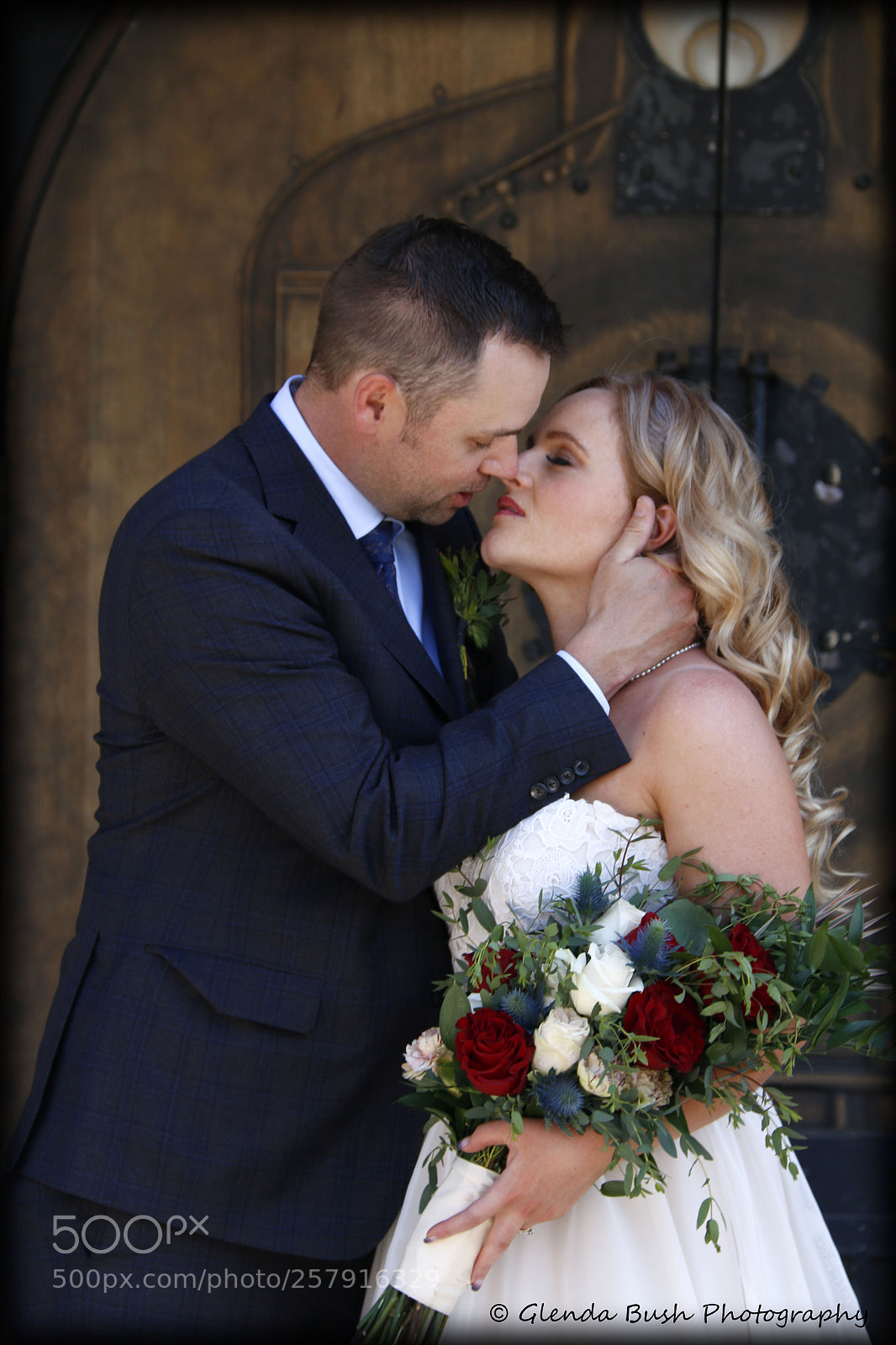 Canon EOS 70D sample photo. Outdoor kiss photography