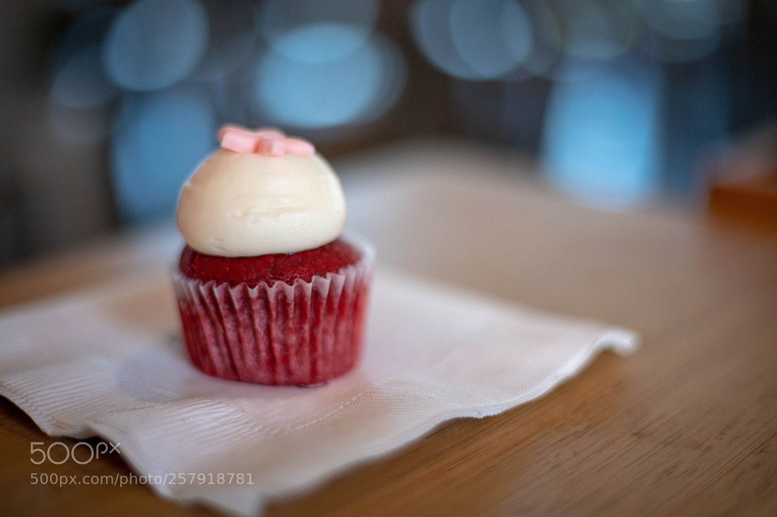 Canon EOS 6D Mark II sample photo. Red velvet cupcake photography