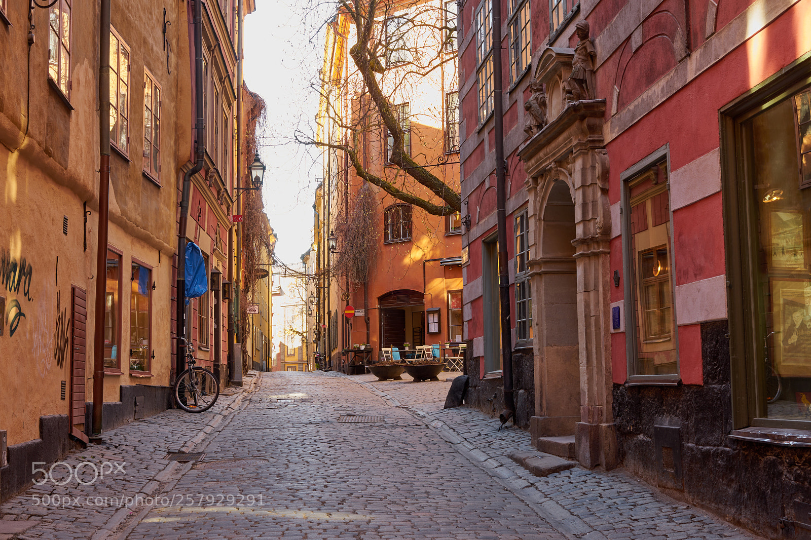 Sony a7 sample photo. Sun in the old photography