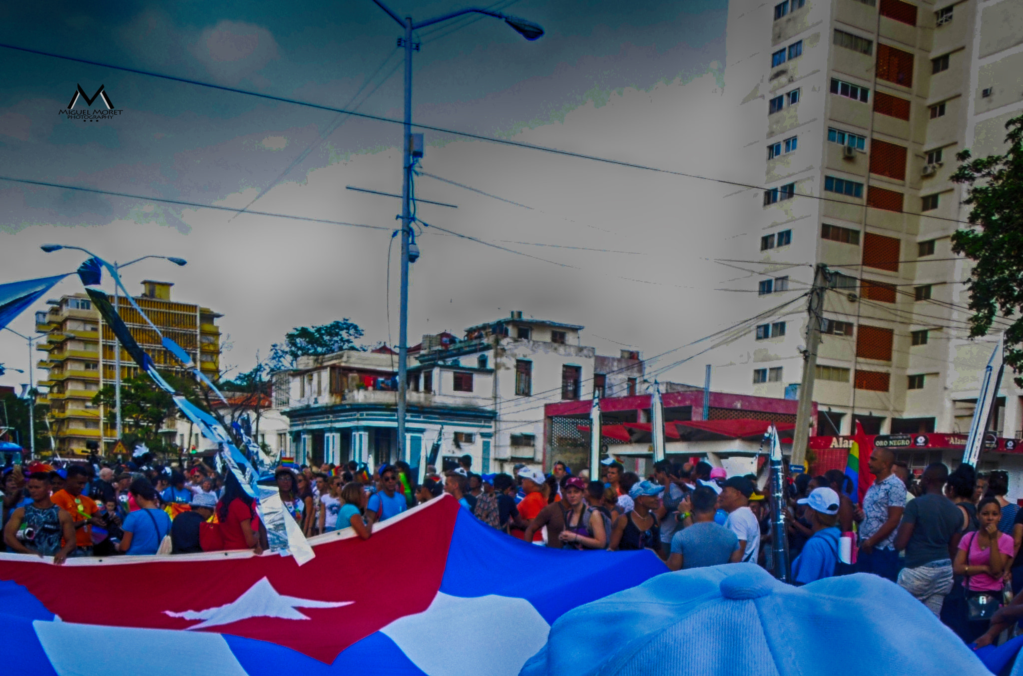 Panasonic Lumix DMC-LZ40 sample photo. Bandera danzante - dancing flag photography