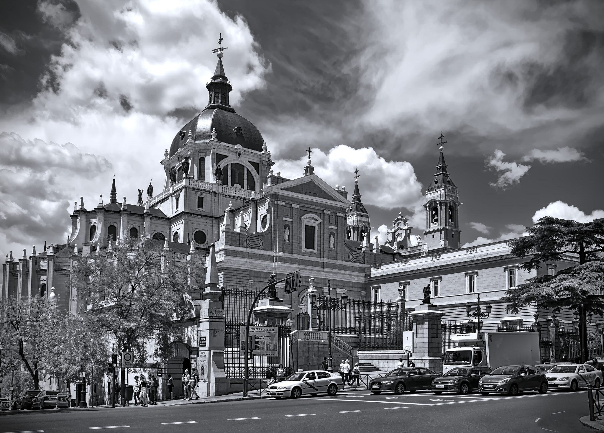 Canon EF-S 18-55mm F3.5-5.6 II sample photo. Cathédrale de l'almudena photography