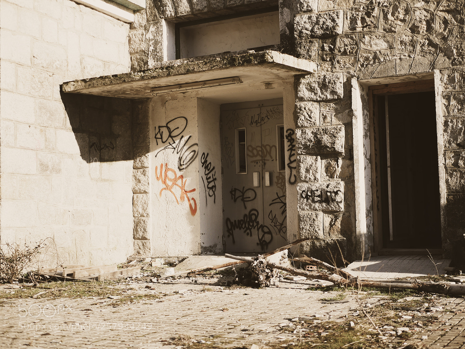 Panasonic Lumix DMC-GX85 (Lumix DMC-GX80 / Lumix DMC-GX7 Mark II) sample photo. Sanatorium exit photography